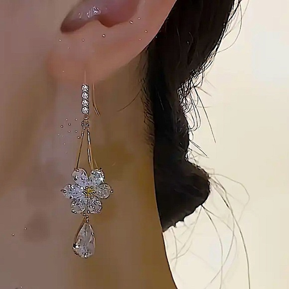 Gold Daisy Crystal Dangle Earrings Flower Water Drop - Picture 4 of 6